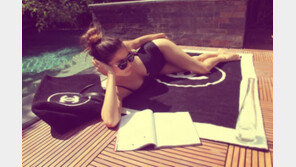 제시카 고메즈, 아찔한 수영복 자태 공개