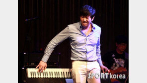 [포토] 넥스트 지현수, 뒤로 피아노치며 ‘느낌 충만’