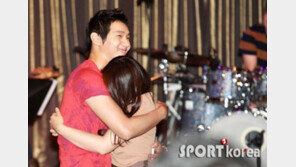 [포토] 지현우, 여성팬 안으며 ‘리얼 함박웃음’