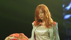 [포토] 현아, 치마 펄럭이며 섹시 각선미 대방출