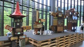 故 백남준 탄생 80주년 특별전들…  인간, 자연, 기계가 서로 얼싸안는다