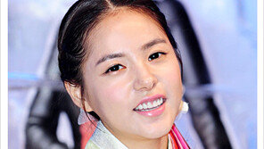 [우먼 동아일보 스타 뷰티] 맑고 투명하게~ 민효린의 ‘밀착 베이스 메이크업’ 팁!  