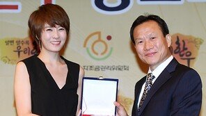 [SD포토] 김선아, ‘위촉패 받으며 순수한 여신 미소’