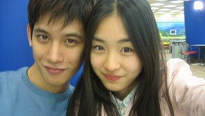 박기웅-이연희, 데뷔 전 다정 셀카 화제… “굴욕없는 과거사진!”