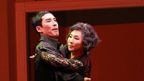 [포토] 고두심-지현준, 섹시한 붉은빛 탱고