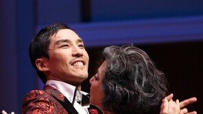 [포토] 지현준, 고두심과 밀착 ‘긴장 역력’