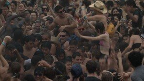 [ON AIR] 금발 미녀와 춤추며 머드팩을? 요즘 가장 핫한 대천해수욕장