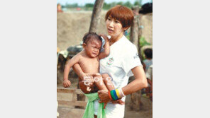 독사 정글서 풀 베는 아이들 “쉴 곳이 생겼어요”