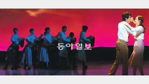 [공연 리뷰] ‘번지점프를 하다’, 무대 영상미학 ‘박수’… 11년 전 영화의 감동은 ‘글쎄’