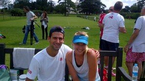 ‘차세대 황제’ 조코비치, 샤라포바 어깨에 손 ‘다정포즈’… 무슨 사이?