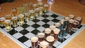 죽음의 체스에 ‘폭소’… “주량이 약하면 너에겐 미래란 없다”