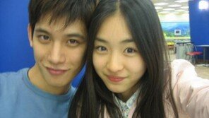 이연희-박기웅, 데뷔 전 다정셀카 유출…‘무슨 사이?’