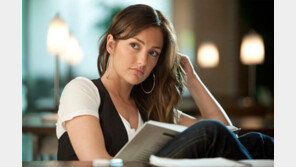 민카 켈리, 미성년 시절 찍은 ‘섹스 비디오’ 들통…발칵