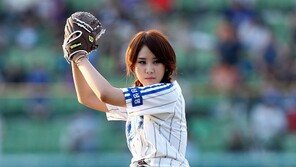 [포토] ‘미코 미’ 김나연, 시구 와인드업에 돋보이는 각선미