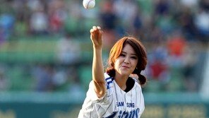 [포토] ‘미코 미’ 김나연, 수줍은 듯 상큼하게 시구