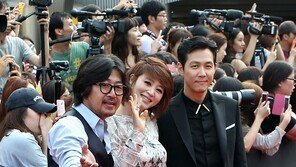 [포토] 김혜수, 좌 김윤석·우 이정재 ‘든든하겠어’