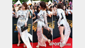 [포토] 김혜수, 바람에 원피스 훌렁 ‘헉’