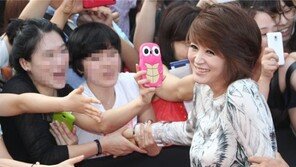 [포토] 포박 당한 김혜수, 성별 막론 최강 인기