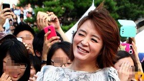 [포토] ‘팔색조’ 김혜수, 섹시한 윙크 ‘찡긋’