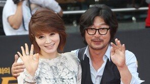 [포토] 김윤석, 김혜수에 슬쩍 ‘나쁜 손’