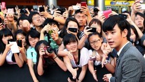 [포토] ‘대세’ 김수현, 팬들 열광에 깜짝 ‘인기 이 정도’