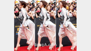 [SD포토] ‘여배우’ 김혜수, 파격 드레스 입고 강풍에도 환한 웃음