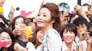 [SD포토] 김혜수, 야속한 바람에 파격드레스 속 속바지 ‘깜짝 노출’