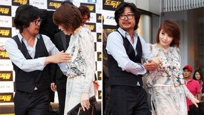 [SD포토] 김윤석, 훈훈 매너 폭발 ‘혜수씨 이쪽으로’
