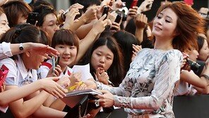 [SD포토] 김혜수, 레드카펫 위 유쾌한 팬미팅