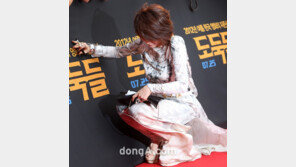 [SD포토] 김혜수 파격드레스 입고 바닥서 사인도 기꺼이 ‘1등급 팬서비스’