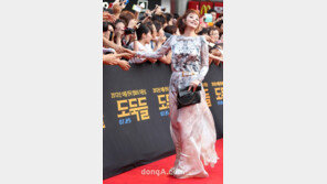 [SD포토] 김혜수, 팬들과 즐거운 터치 ‘손에 손 잡고’