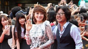 [SD포토] 김윤석, 김혜수 옆에서 ‘싱글벙글’