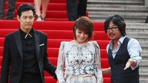 [SD포토] 이정재-김윤석, 김혜수 가이드 경쟁