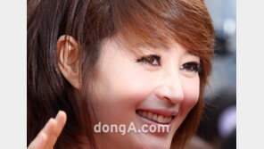 [SD포토] 미소 짓는 김혜수, ‘샤방샤방’ 도자기 피부