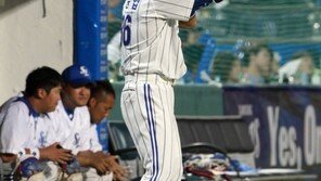 [포토] 이승엽, 뜬 구름에 먼 산만…‘500호 언제 터져요!?’