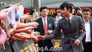 [SD포토] 김수현, 대세남의 깨알 팬서비스 