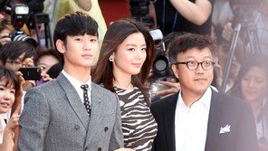 [SD포토] 최동훈 감독, 전지현 옆에서 ‘배우 포스’