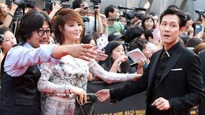 [SD포토] 김혜수, 이정재 챙기기 눈길