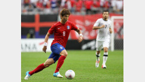 [윤태석 기자의 여기는 뉴캐슬] 막고 찌르고…‘믿을필더’ 기성용 살아야 대표팀이 산다