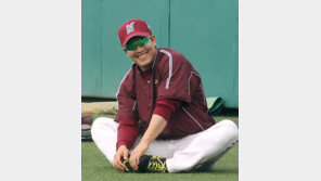 [런다운] 김시진 감독 “김병현 훈련 중독, 중증이야”