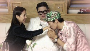  조여정-김민준, 진한 손등키스 ‘영화보다 달달해?’