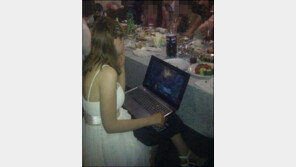 게임이 급했던 여자 “드레스 곱게 차려입고 게임 삼매경”