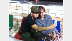 김윤아, ‘옥수역 귀신’ 완벽 빙의…트위터에 ‘섬뜩’한 사진 공개