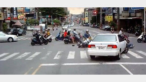 교차로 신호 무시하고 스쿠터 4대 친 뒤 그대로…