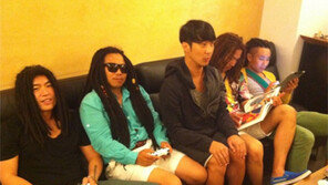 하하, 레게 머리 형님들에 바짝 긴장했나? ‘공손자세’