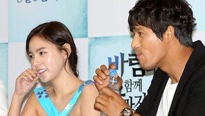 [SD포토] 민효린, 미소지으니 목 타는 오지호