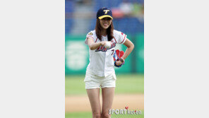 [포토] 김원경, 아찔한 하의실종에 포크볼 시구