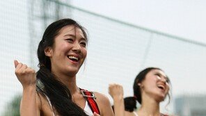 [포토] 치어리더, 더위 잊게할 의상으로 애교 작렬