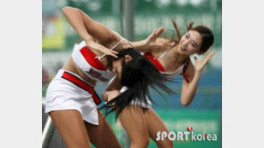 [포토] 치어리더, 과격한 헤드뱅잉 ‘저러다 더위 먹겠어’