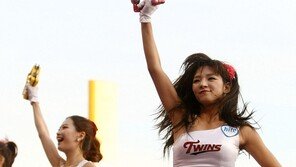 [포토] 치어리더, 탬버린과 섹시하게 ‘흔들’